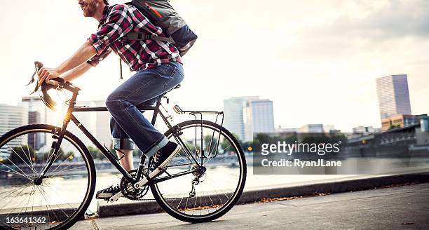 bike commuter in portland oregon - commuter cycling stock pictures, royalty-free photos & images