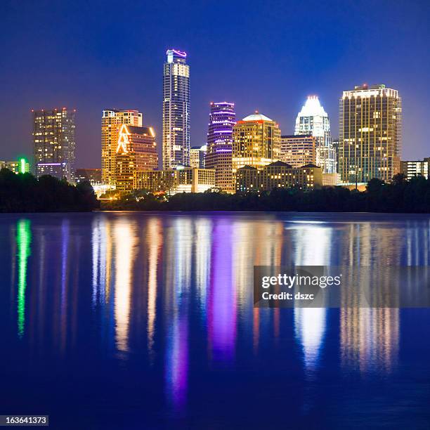 austin skyline der stadt bei nacht, sich in marienkäfer-see - downtown neon stock-fotos und bilder