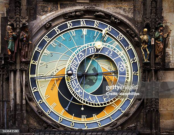 prague astronomical clock - klokkentoren met wijzerplaat stockfoto's en -beelden