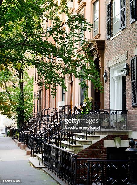 sidewalk next to brooklyn heights homes in new york city - brooklyn heights stock pictures, royalty-free photos & images