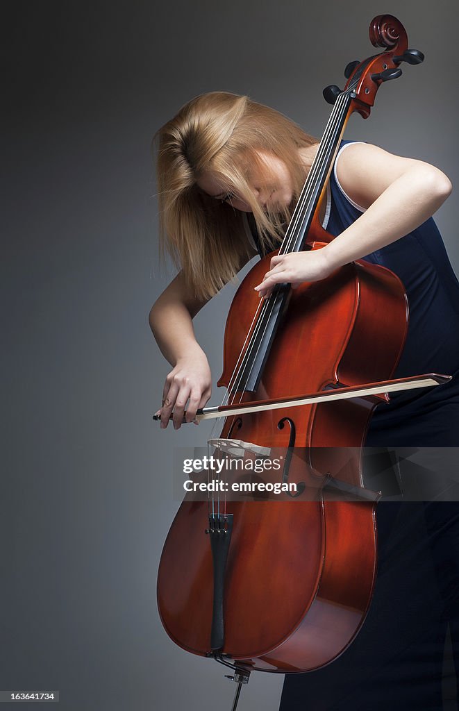 Musicista suona violoncello