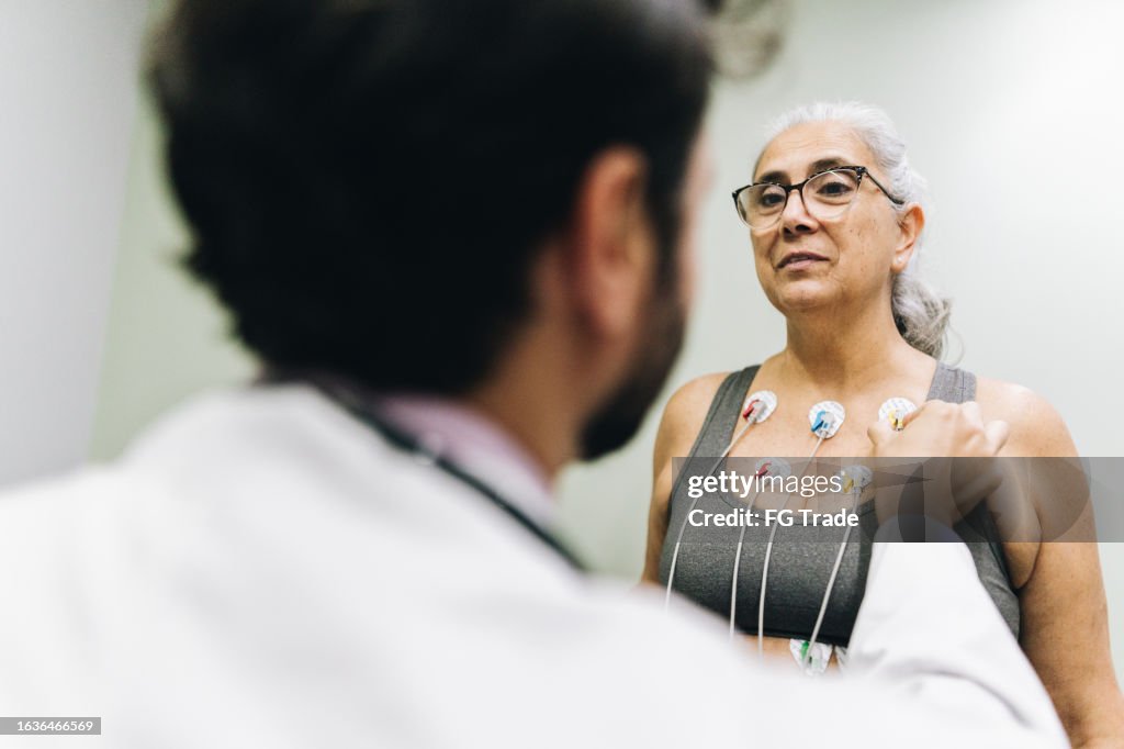 Une patiente discute avec son médecin lors d’un test d’effort cardiopulmonaire à l’hôpital