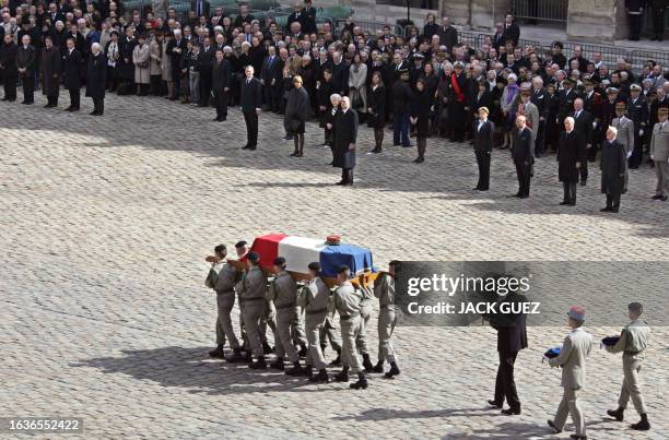 Des militaires portent le cercueil du général d'armée Alain de Boissieu lors des obsèques de ce dernier, le 08 avril 2006 à l'Hôtel des Invalides à...
