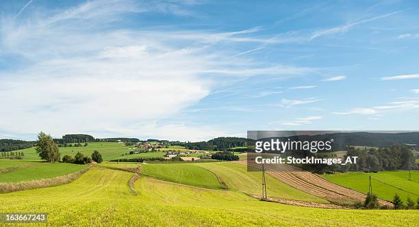 ländliche landschaft in österreich - oberösterreich stock-fotos und bilder