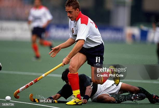 Javier Arnau of Spain and Imran Tariq of Pakistan in action during the World Hockey Championship match in Utrecht, Holland. Spain won the match 2-1....