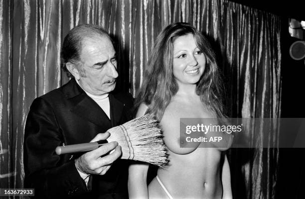 An archive photo taken on November 14, 1974 shows French clown and circus operator Achille Zavatta performing at the "Kiss me" cabaret in Paris....