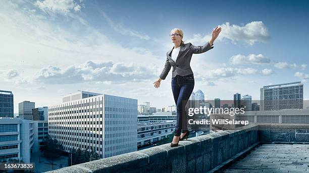 business risiken. - hochseil stock-fotos und bilder