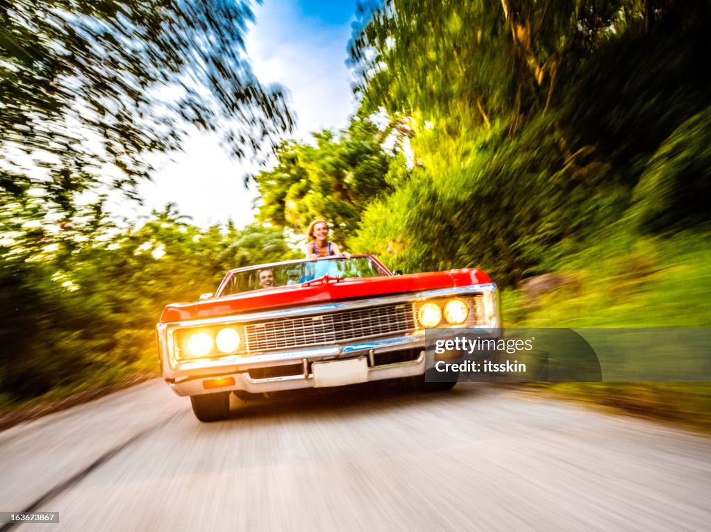 Retro Auto auf der Straße weiter