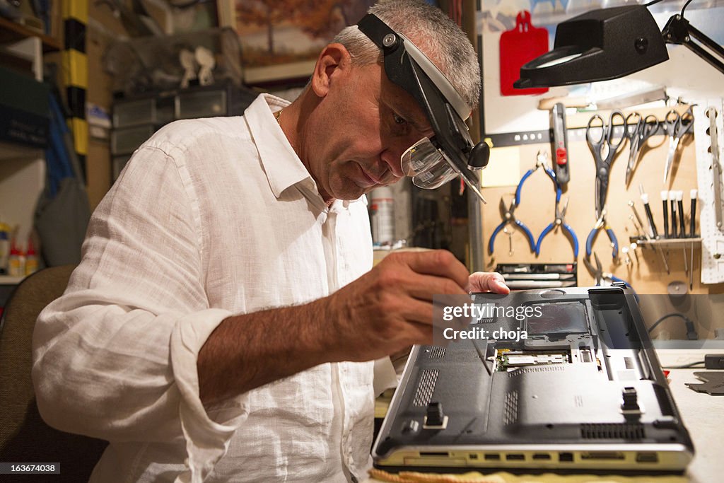 Engineer Computer System Support Computer Repair It Support Engineer High-Res Stock Photo - Getty Images
