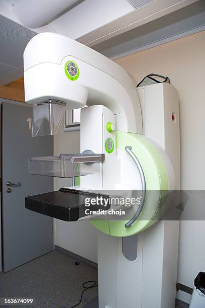mammography x-ray appareil mobile situé dans un petit bus - dépistage des cancers photos et images de collection