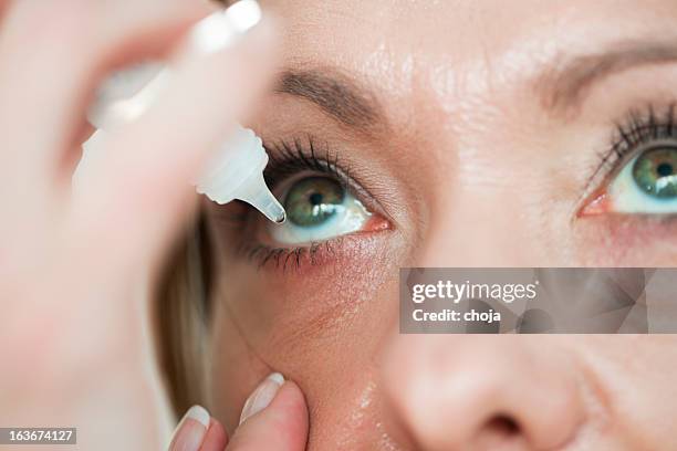 femme usind eyedropper.applying gouttes yeux - sec photos et images de collection