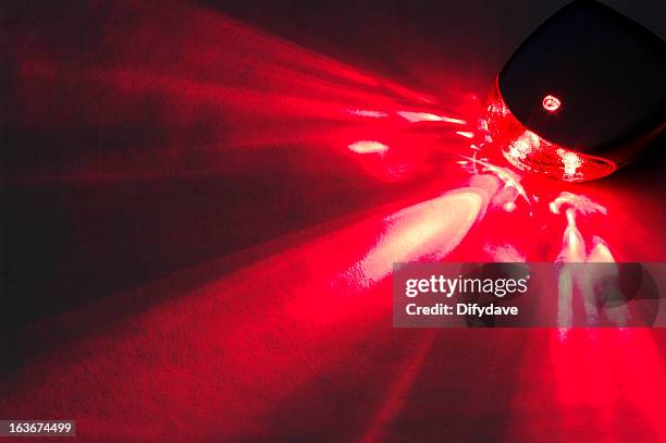 hinten fahrrad licht der led-beleuchtung bis hintergrund - fahrradlampe stock-fotos und bilder