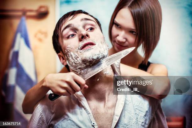 angered mädchen mit einem messer rasuren angst mann - schnittwunde stock-fotos und bilder