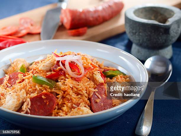 pollo salchichas jambalaya - arroz frito fotografías e imágenes de stock