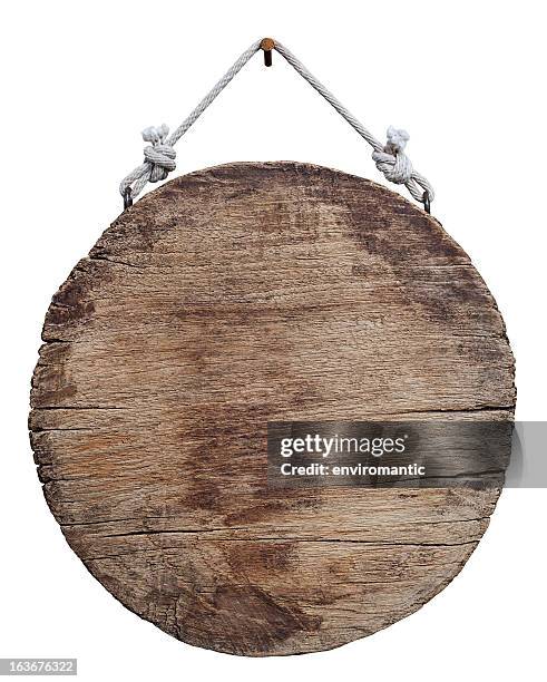 alte verwitterte runde holz schild. - wooden sign stock-fotos und bilder