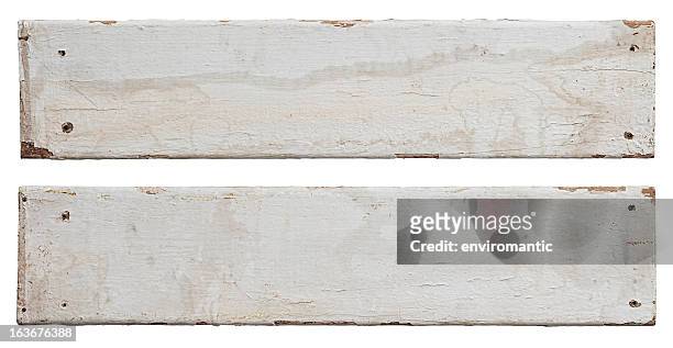 due schede di legno vecchio bianco invecchiato. - immagine on white board foto e immagini stock