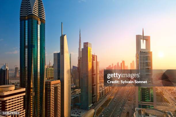 sheikh zayed road, dubai - émirats arabes unis photos et images de collection