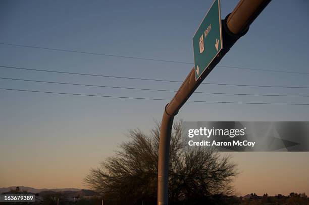 sign directing to freeway with tree - peoria arizona stock-fotos und bilder