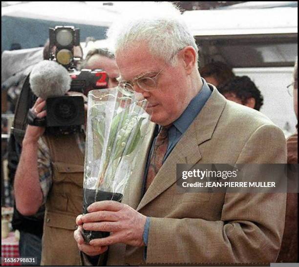 Lionel Jospin, Premier secrétaire du Parti socialiste, sent un bouquet de muguet, le 26 avril au petit marché de Cugnaux, dans la proche banlieue de...