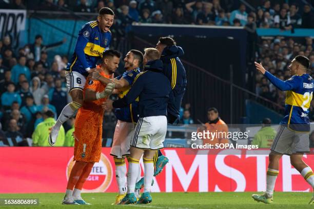 Faustino Marcos Rojo and goalkeeper Sergio Romero of Boca Juniors celebrate winning with teammates the penalty shoot out during a second leg quarter...