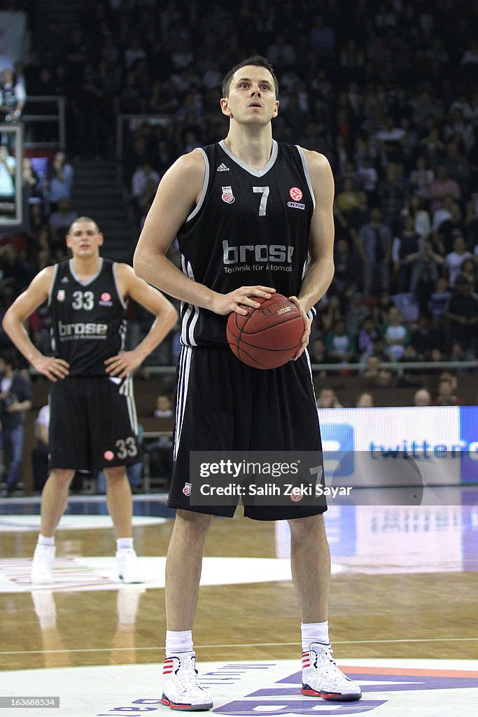 Anadolu EFES Istanbul v Brose Baskets Bamberg - Turkish Airlines Euroleague