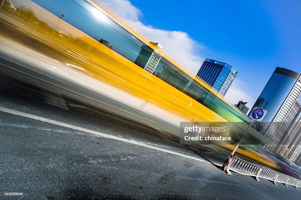 運動車の街を通過します。