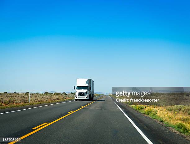 american camión en la route 66 de los estados unidos - two lane highway fotografías e imágenes de stock