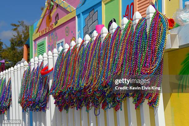 mardi gras 2007, beads at the ready - pensacola stock-fotos und bilder
