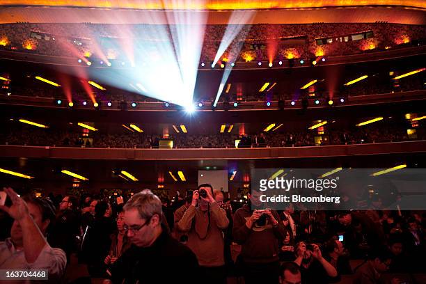 Attendees await the release of the Samsung Electronics Co. Galaxy S4 smartphone at Radio City Music Hall in New York, U.S., on Thursday, March 14,...