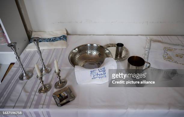 September 2023, Hamburg: Bowls, candles and cups stand on a Shabbat table in the Betty Heine Hall of the Reform Synagogue of the Jewish Community in...