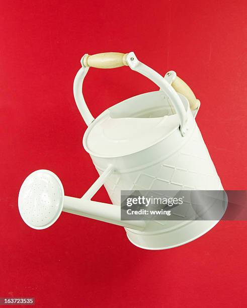 regador de vermelho branco - regador imagens e fotografias de stock