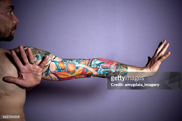 tatuaje de retrato - flower arm fotografías e imágenes de stock