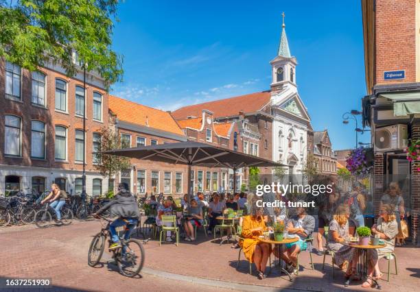 sidewalk cafe in zijlstraat, haarlem, niederlande - haarlem stock-fotos und bilder