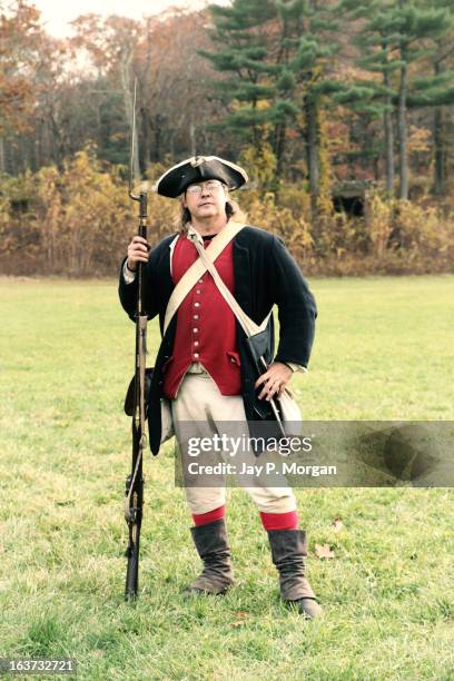 colonial soldier with rifle - american revolution soldier fotografías e imágenes de stock