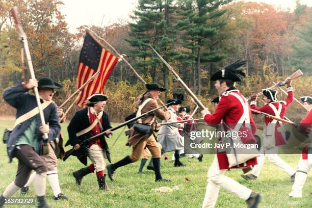 soldiers clash in the battle of revolutionary war - revolutionary war uniform stock pictures, royalty-free photos & images