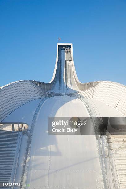 salto de esquí holmenkollen contra el cielo azul en invierno. - oslo play fotografías e imágenes de stock