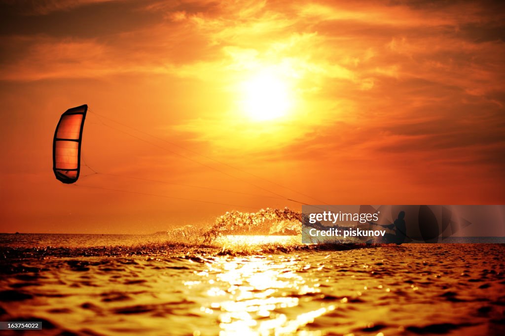 Kitesurfer au coucher du soleil