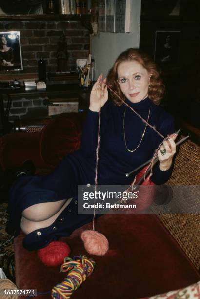 American actress Katherine Helmond knitting a scarf at home in Chelsea, Manhattan, New York, November 18th 1977.