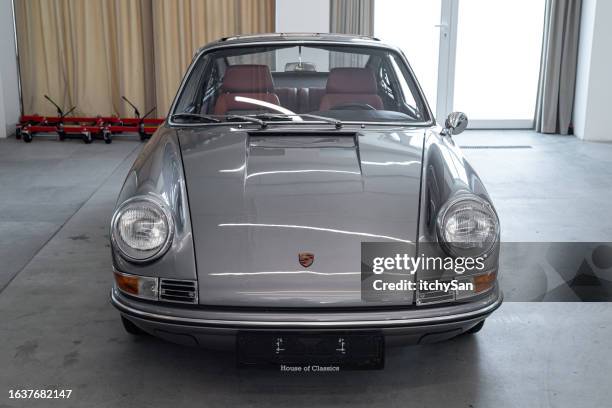 1969 porsche 911t - porsche 911 stock pictures, royalty-free photos & images