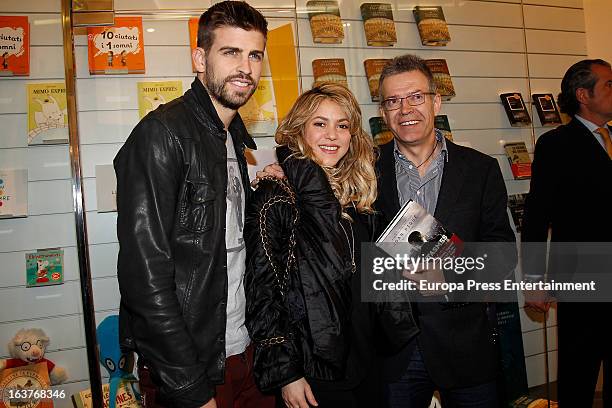 Columbian singer Shakira and Barcelona footballer Gerard Pique attend a press conference for his father Joan Pique latest book 'Fantasmas del pasado'...