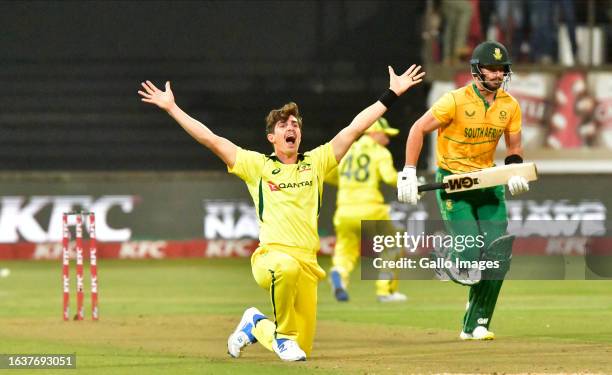 Sean Abbott of Australia appeals to the umpire during the 2nd KFC T20 International match between South Africa and Australia at Hollywoodbets...