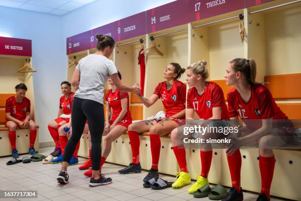 trainer, der fußballspielerinnen unterrichtet - künstlergarderobe stock-fotos und bilder