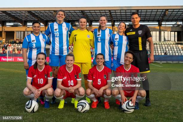 portrait of football players with referee - referee shirt stock pictures, royalty-free photos & images