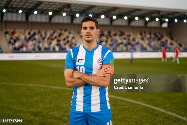 portrait d’un jeune homme sur un terrain de football - joueur de foot photos et images de collection