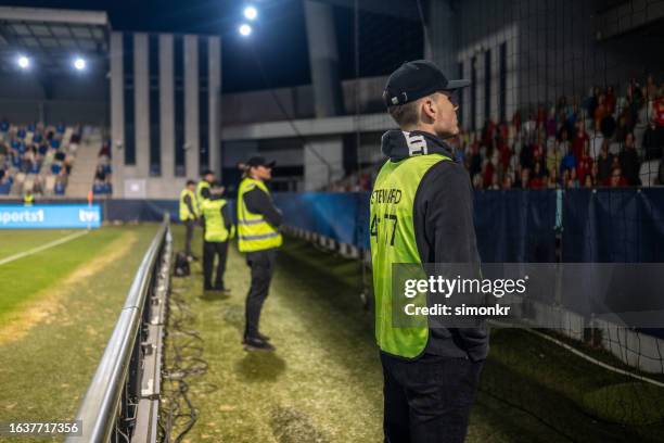 gardien de sécurité debout à l’extérieur du terrain - agent de sécurité photos et images de collection