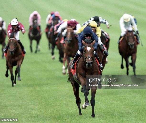 Irish Jockey Mick Kinane riding Galileo winning the Irish Derby at The Curragh, 1st July 2001. Placed second Jockey Philip Robinson riding Morshdi ,...