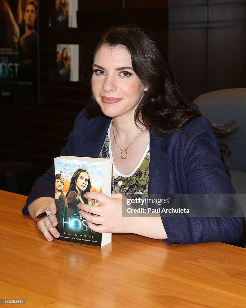 Stephenie Meyer, Max Irons And Jake Abel Sign Copies Of "The Host"