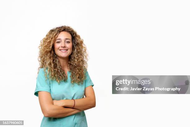 female dentist smiling looking at camera with her arms crossed - sprechstundenhilfe stock-fotos und bilder