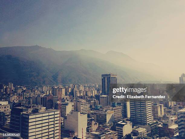 vista del centro de caracas - caracas imagens e fotografias de stock