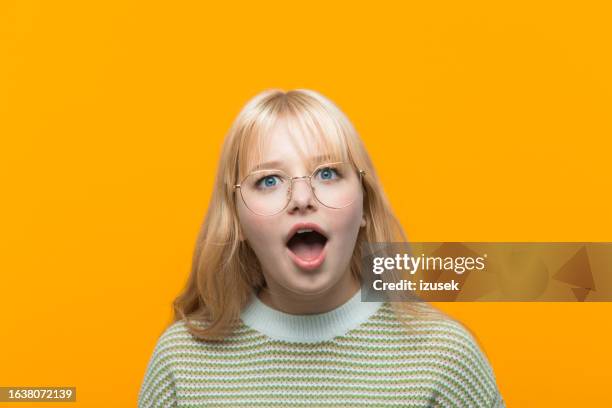 portrait of angry teenage girl - teenager staring imagens e fotografias de stock